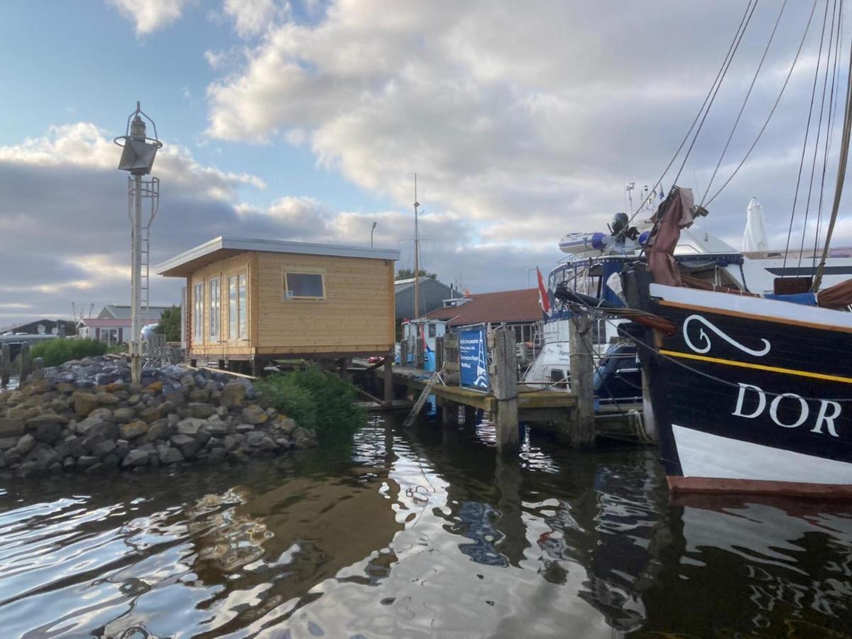 Waterhuisjes Op De Pier Van Lauwersmeerplezier! Lauwersoog Bagian luar foto