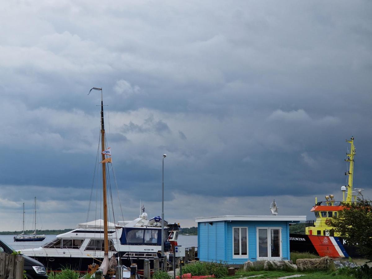 Waterhuisjes Op De Pier Van Lauwersmeerplezier! Lauwersoog Bagian luar foto
